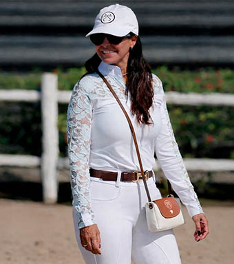 Ismaela usando blusa, culote, boné, bolsa, offwhite da Issima Equestre